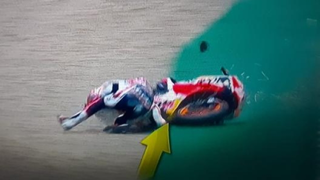 La mano di Marquez che resta sotto la carenatura della sua moto, ma il problema sarà la frattura dell’omero del braccio destro