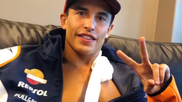 Marquez dopo la gara. Uscito dal centro medico è tornato in hotel, salutando i suoi fans con il braccio legato al collo