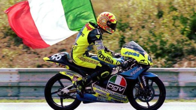 Valentino Rossi dopo una vittoria il primo anno di 125 Gp