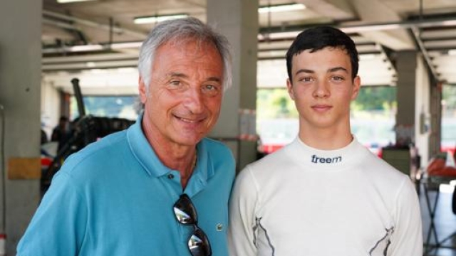 Riccardo, 66 anni, e Lorenzo Patrese, ne compirà 15 in agosto, nei box del circuito di Imola. PhotoPellegrini