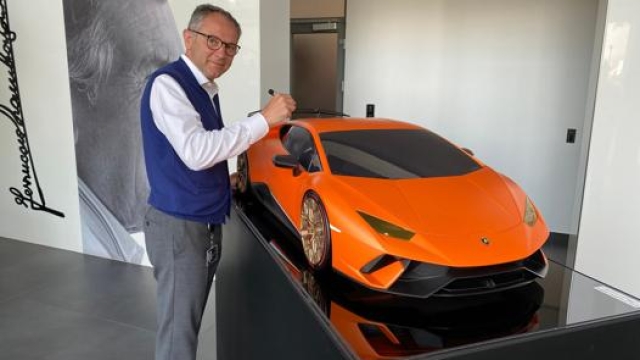 Stefano Domenicali firma la riproduzione della Lamborghini Huracàn Performante donata per l’asta. Forest Casey ©2020 Courtesy of RM Sotheby’s’
