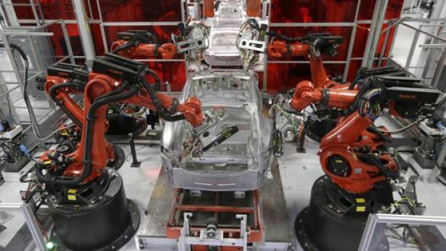 Robot al lavoro nella fabbrica Tesla di Fremont in California. Ap