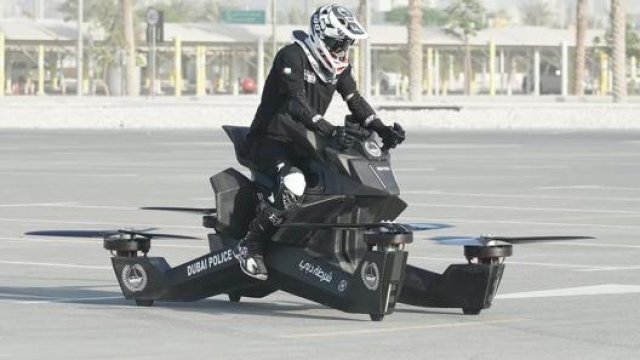 La polizia di Dubai ha un contratto con Hoversurf per la fornitura di 40 ‘moto volanti’