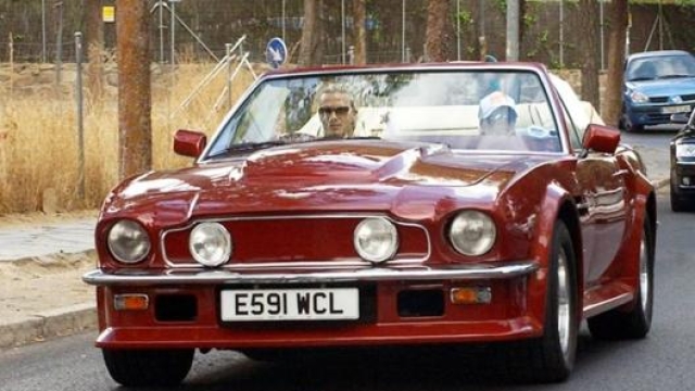 David e Victoria Beckham sulla Aston Martin V8  Volante