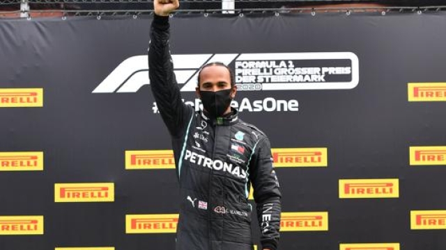 Il pugno alzato di Hamilton sul podio di Zeltweg. Afp