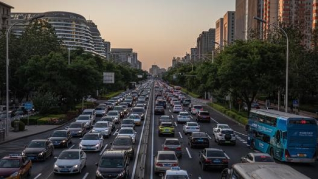 Traffico intenso lungo un’arteria di Pechino. Epa