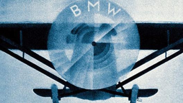 La pubblicità Bmw nel 1929: fece pensare a molti che il logo della casa fosse legato all’elica di un aereo e non alla Baviera