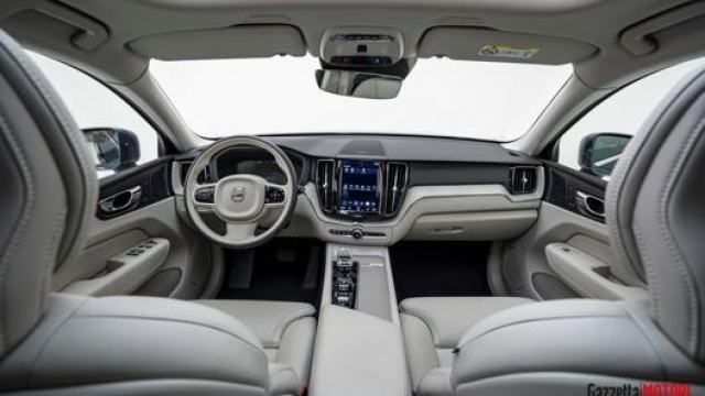 Luminoso e confortevole l’interno della Volvo XC60