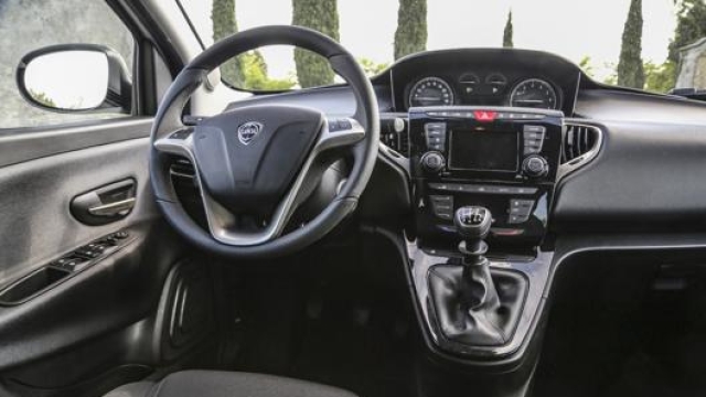 L’abitacolo della Lancia Ypsilon Hybrid EcoChic con cambio manuale 6 rapporti