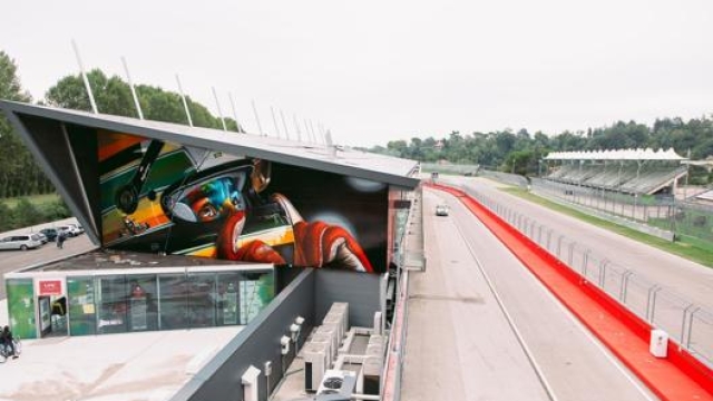 Il circuito di Imola con il murale dedicato a Senna. Ansa