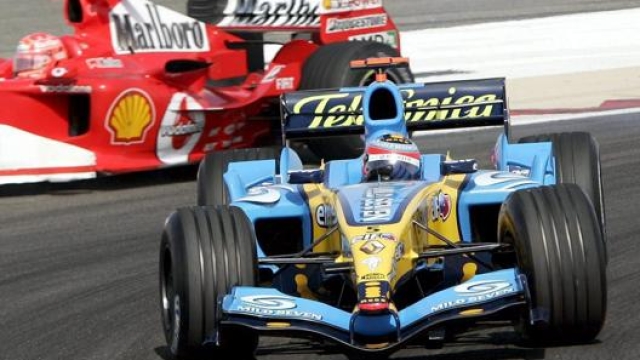 La Renault di Alonso a duello con la Ferrari di Michael Schumacher durante il GP Bahrain del 2005. Ansa