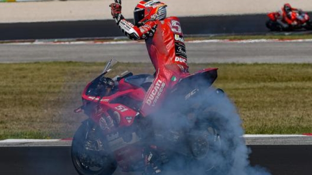 Michele Pirro, 34 anni, pilota Ducati, festeggia la vittoria a Misano nel campionato italiano