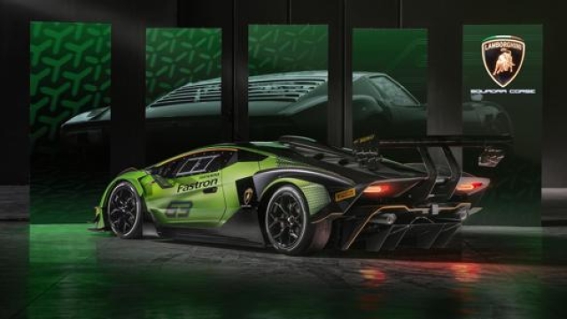 La vista posteriore della Lamborghini Essenza Scv12 con la grande ala fissa