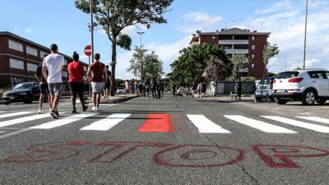 Una striscia pedonale pitturata di rosso per ricordare una giovane vittima della strada a Roma. Ansa