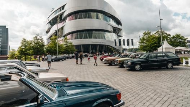 Una passata edizione di “Cars & Coffee” al Museo Mercedes-Benz di Stoccarda