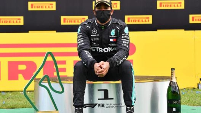 Lewis Hamilton si rilassa sul podio di Zeltweg