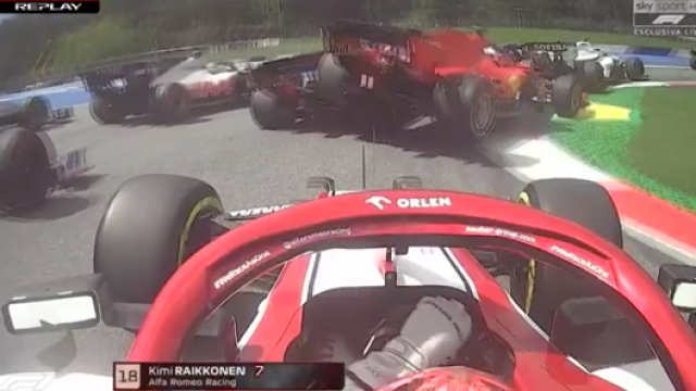 Il momento in cui Leclerc tocca Vettel: entrambi le Ferrari devono ritirarsi. Sky Sport