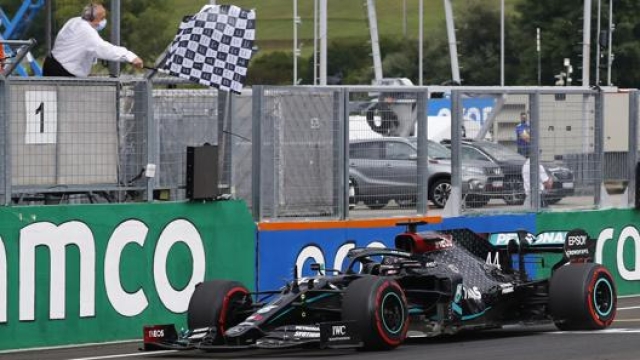 L’arrivo vincente di Lewis Hamilton in Ungheria. Getty