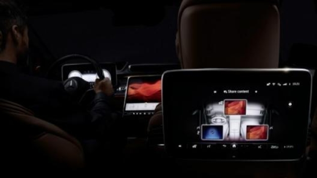Nella guida notturna, gli schermi dell’Mbux diventano il solo riferimento per guidatore e passeggeri