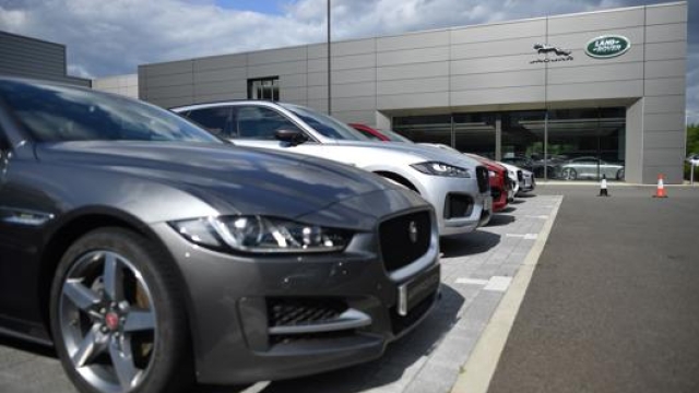 Jaguar in attesa di essere vendute in un concessionario a Tonbridge in Inghilterra. Afp