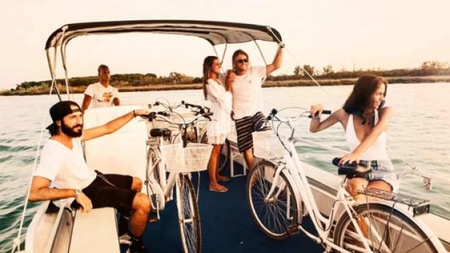 Le proposte Boat & Bike a Lignano permettono di integrare pedalate e trasferimenti in barca