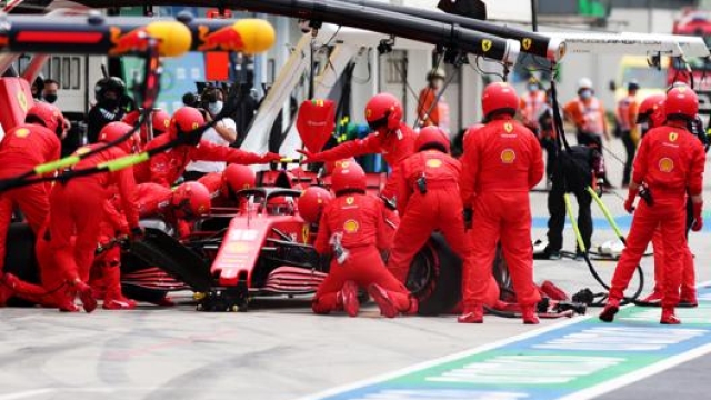 I meccanici Ferrari al lavoro sulla macchina. Getty
