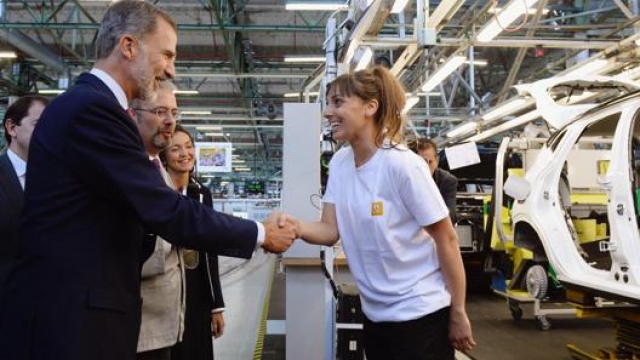 La visita di Flippo di Spagna all’impianto Renault di Valladolid dello scorso ottobre. Epa