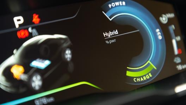 La modalità Hybrid utilizza al meglio la combinazione tra il motore a benzina ed elettrico, che possono funzionare in sinergia o venire attivati singolarmente