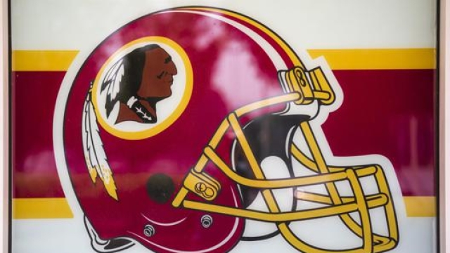 Il logo dei Wasshington Redskins della NFL è destinato a cambiare a breve. EPA