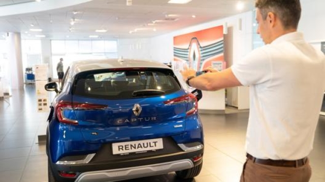 I consulenti Renault possono interagire da remoto con i clienti attraverso la videochat anche per mostrare l’auto