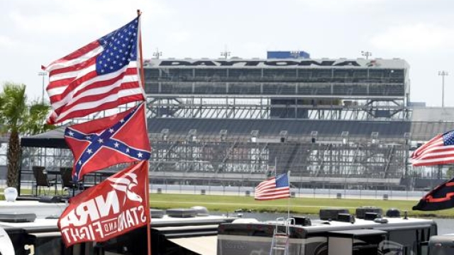 Al centro l’immancabile bandiera confederata esposta alle gare di NASCAR. Ap