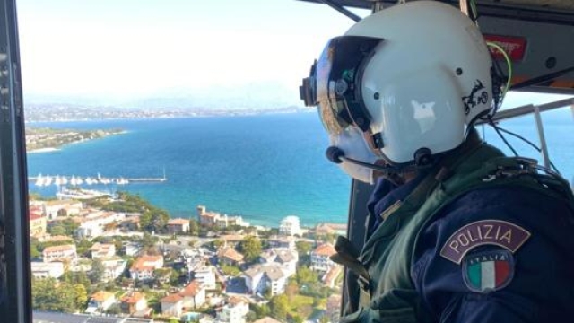 Un controllo di polizia dall’alto sul lago di Garda. Ansa