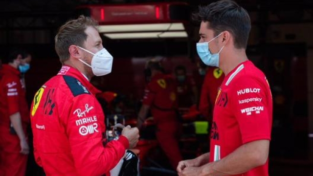 Vettel e Leclerc ai box con la mascherina