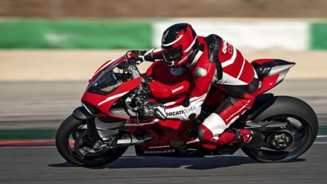La Ducati ha scelto la Pirelli per equipaggiare la Superleggera V4
