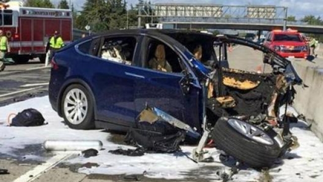 La foto della Tesla Model X dopo l’incidente in California il 23 marzo 2018