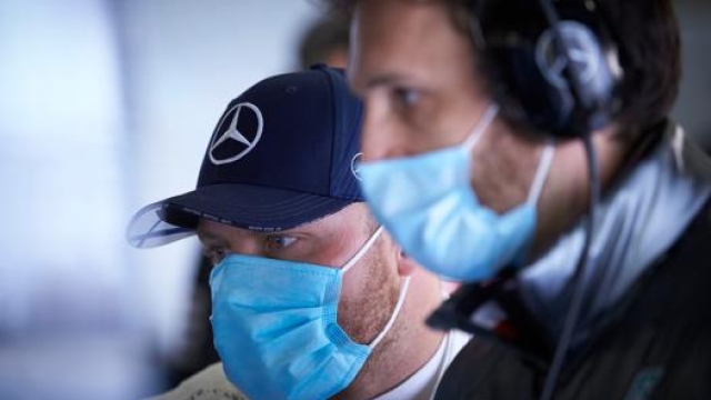 Valtteri Bottas ai box Mercedes con mascherina