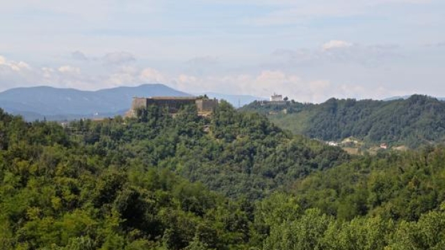 Il forte di Gavi e in secondo piano il Santuario Nostra Signora della Guardia sul Colle dei Turchini. Masperi