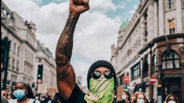 Lewis Hamilton, 35 anni, alcuni giorni fa in manifestazione per il movimento Black Lives Matter a Londra