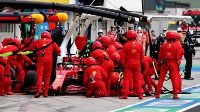 Il team Ferrari durante un pit stop di Sebastian Vettel. GETTY IMAGES