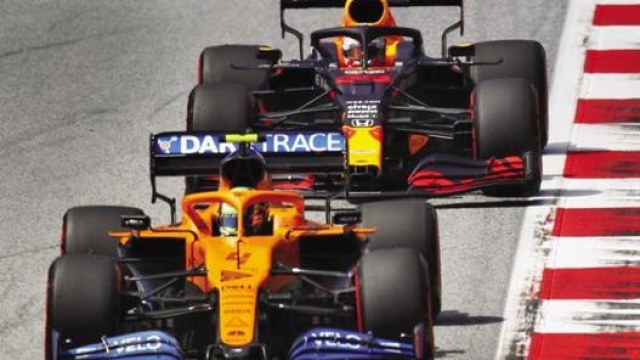 Lando Norris (McLaren) precede la Red Bull di Max Verstappen. Getty