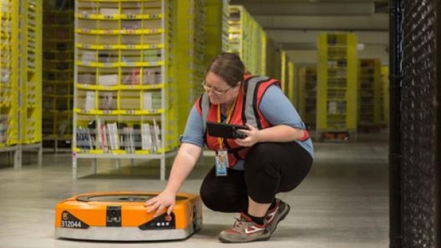 Uno dei robot usati da Amazon per spostare la merce nei suoi magazzini