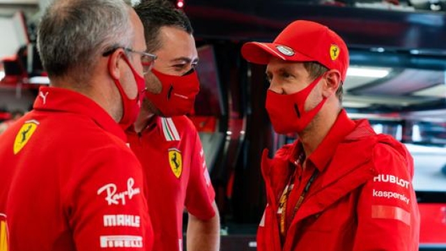 Sebastian Vettel nel box Ferrari
