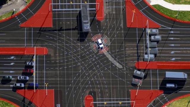 Una simulazione di un incrocio con auto e infrastrutture connesse