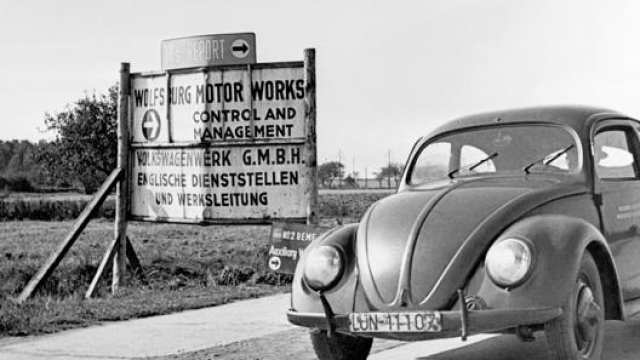 I britannici presero il controllo della zona in cui sorge Wolfsburg nel 1945. Da qui la successiva produzione del Maggiolino