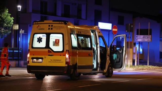 Un’ambulanza sul luogo in cui il 6 luglio una bambina di nove anni è stata investita e uccisa da un pirata della strada, a Bagnolo Mella (Brescia). Ansa