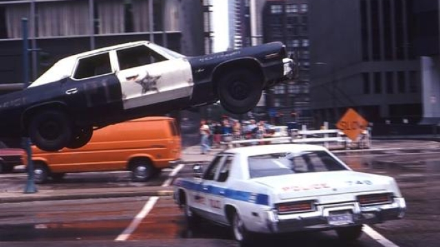 La Dodge Monaco in uno dei voli della parte finale del film