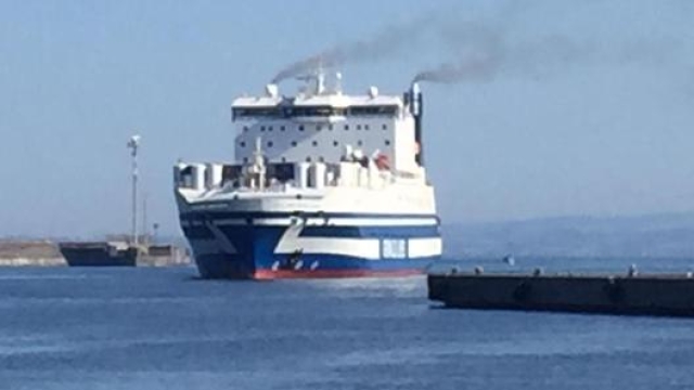 L’arrivo nel porto di Catania di un traghetto. Ansa