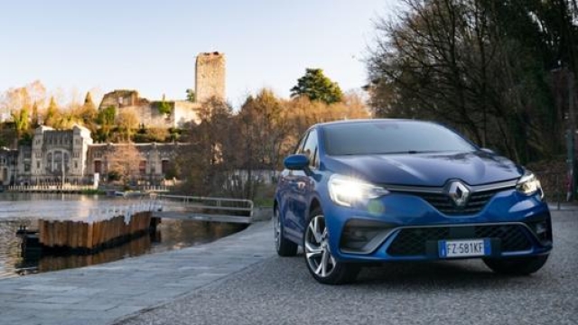 Renault Clio, tra le auto compatte più apprezzate dal mercato, ora è anche Hybrid
