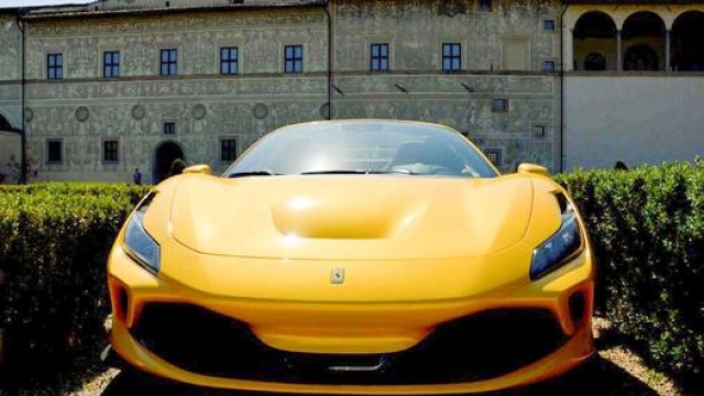 La Ferrari F8 Spider utilizzata per il servizio ha una carrozzeria in giallo Modena
