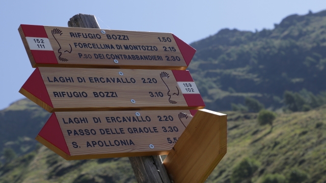 I cartelli segnavia in alta Valle Camonica, provincia di Brescia. Masperi